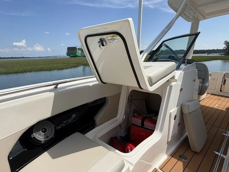 Slide: The Image of Boston Whaler 240 Vantage 2022 - 6899674