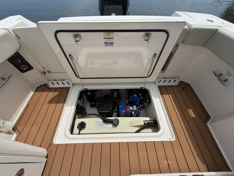 Slide: The Image of Boston Whaler 240 Vantage 2022 - 6899717