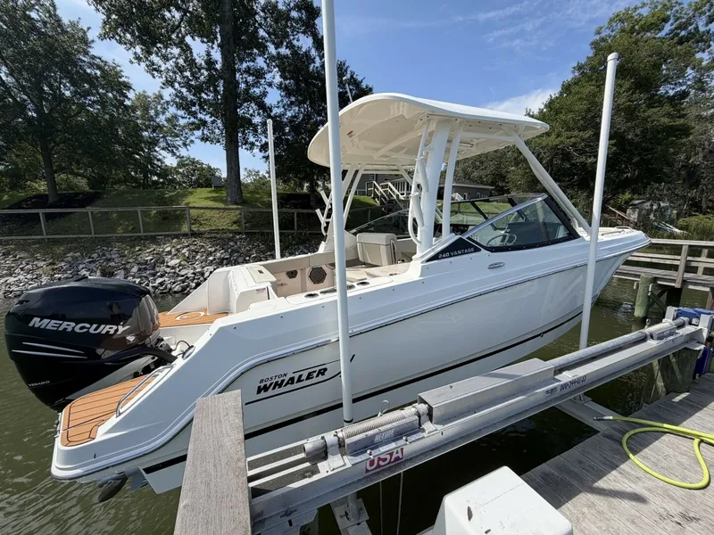 Slide: The Image of Boston Whaler 240 Vantage 2022 - 6899659