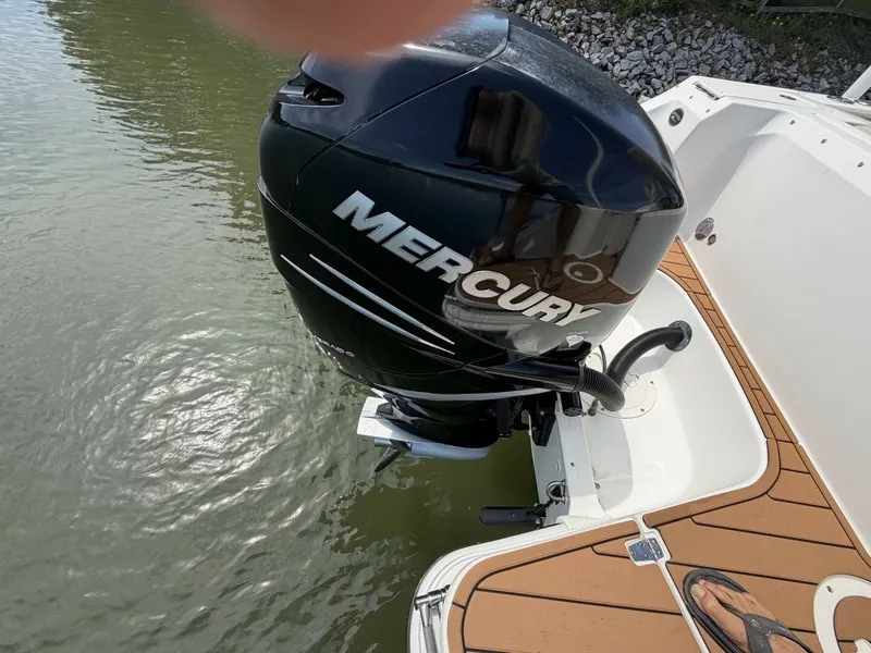 Slide: The Image of Boston Whaler 240 Vantage 2022 - 6899723