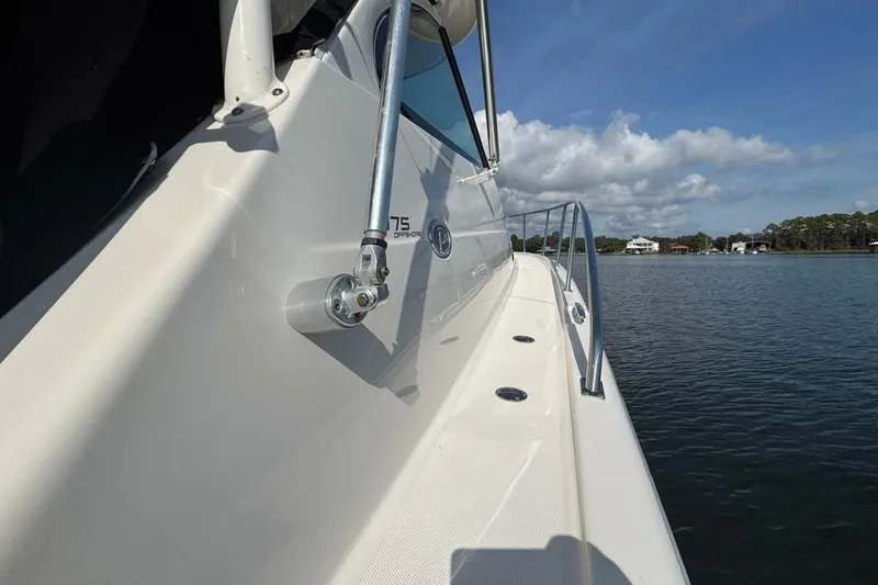 Slide: The Image of Pursuit OS 375 Offshore 2011 - 7151935