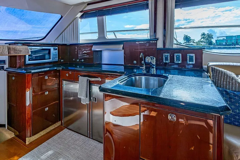 Slide: The Image of Sea Ray 520 Sedan Bridge 2010 - 7391248