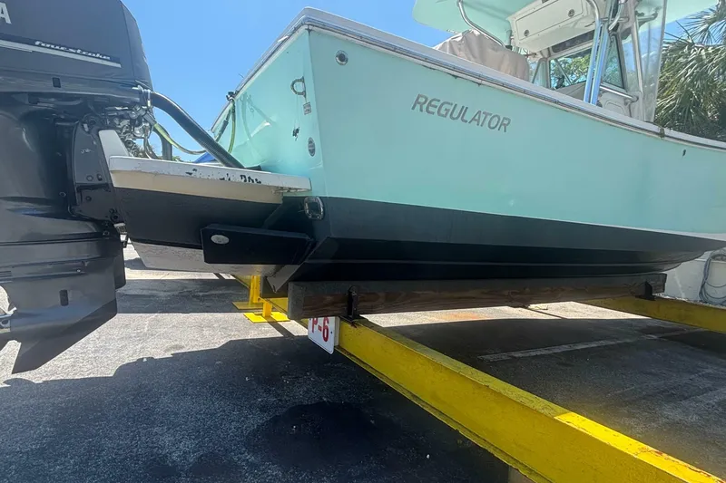 Slide: The Image of Regulator Marine 26 Forward Seating 2008 - 6950302