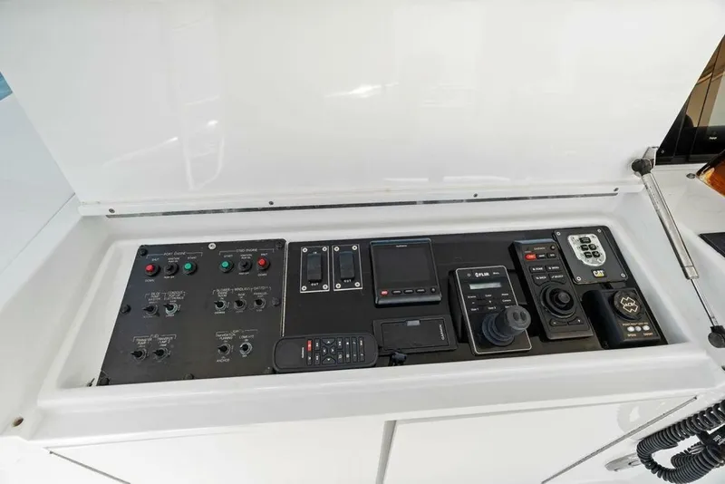 Slide: The Image of Hatteras 68 Convertible 2006 - 6952764