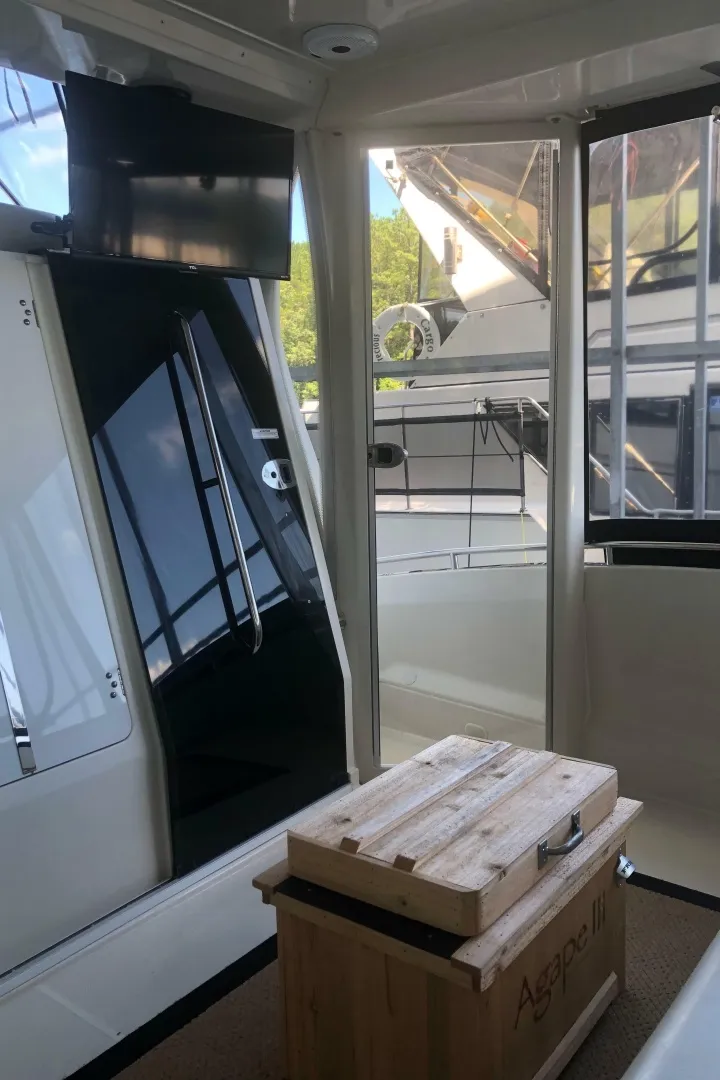 Slide: The Image of Carver Yachts 41 Cockpit Motor Yacht 2005 - 6953678