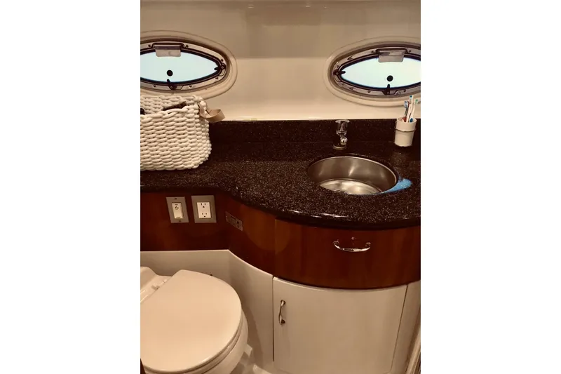 Slide: The Image of Carver Yachts 444 Cockpit Motor Yacht 2005 - 6953901