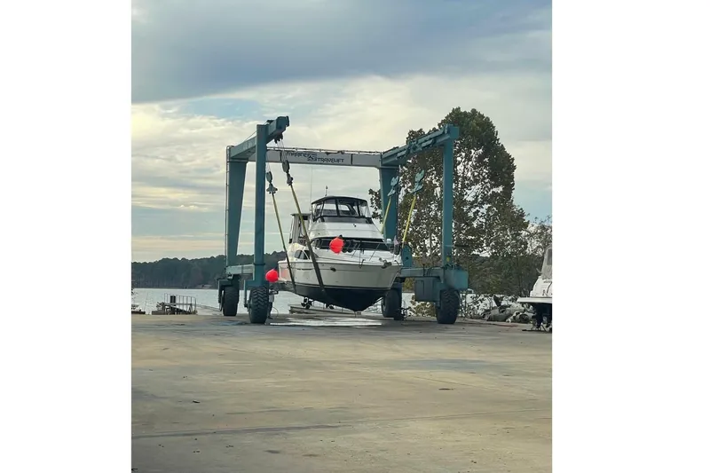 Slide: The Image of Carver Yachts 444 Cockpit Motor Yacht 2005 - 6903264