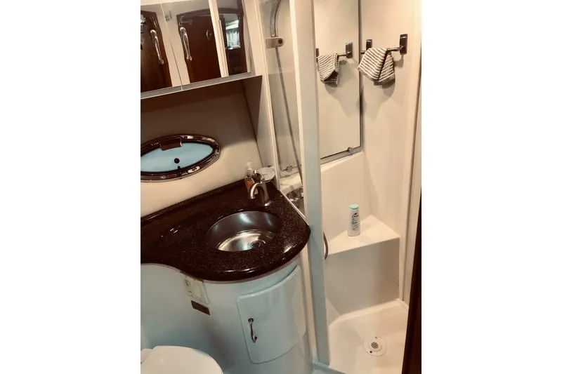 Slide: The Image of Carver Yachts 444 Cockpit Motor Yacht 2005 - 6953908
