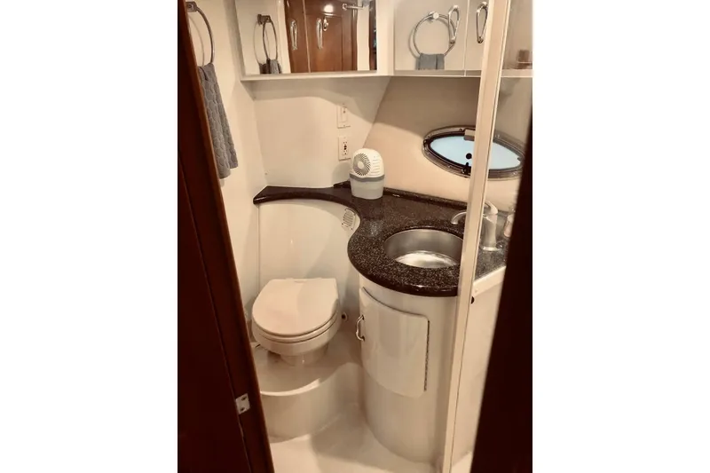 Slide: The Image of Carver Yachts 444 Cockpit Motor Yacht 2005 - 6953905