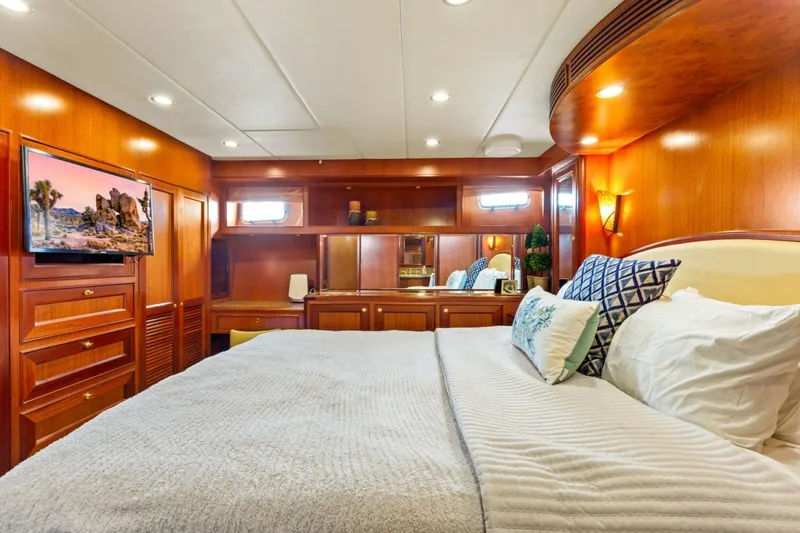 Slide: The Image of Offshore 66 Pilot House 2005 - 6954228