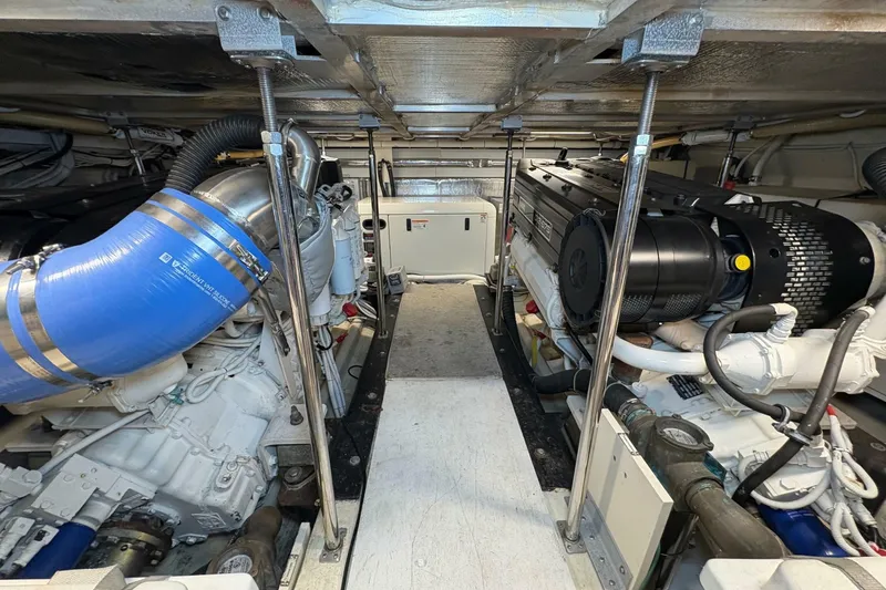 Slide: The Image of Carver Yachts 560 Voyager 2004 - 6954976