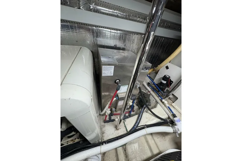 Slide: The Image of Carver Yachts 560 Voyager 2004 - 7538792