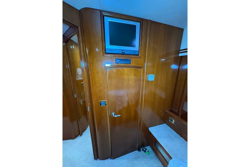 Slide: The Image of Carver Yachts 560 Voyager 2004 - 6954749