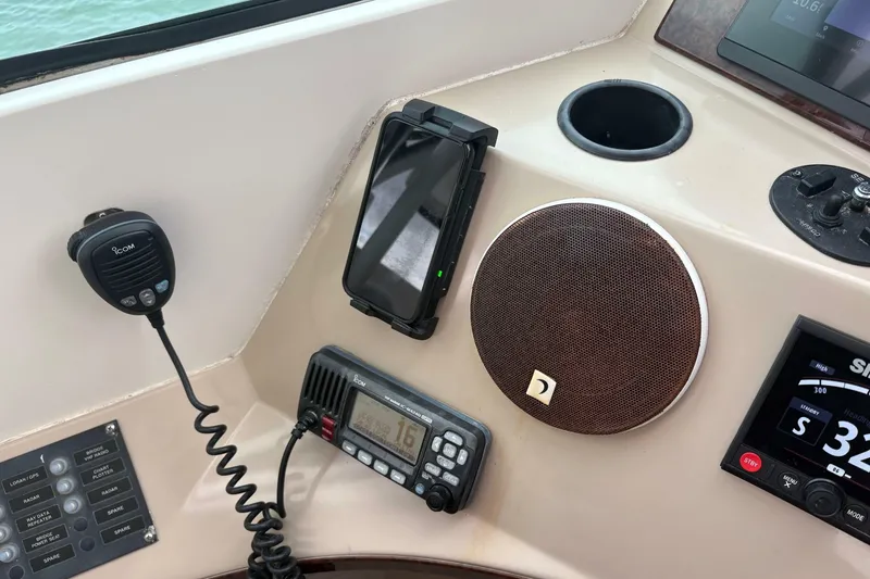 Slide: The Image of Carver Yachts 560 Voyager 2004 - 6954665