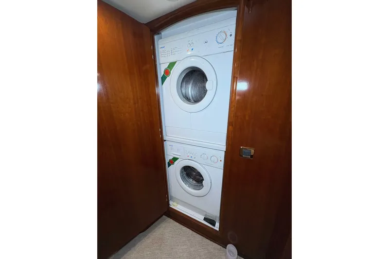 Slide: The Image of Carver Yachts 560 Voyager 2004 - 6954788