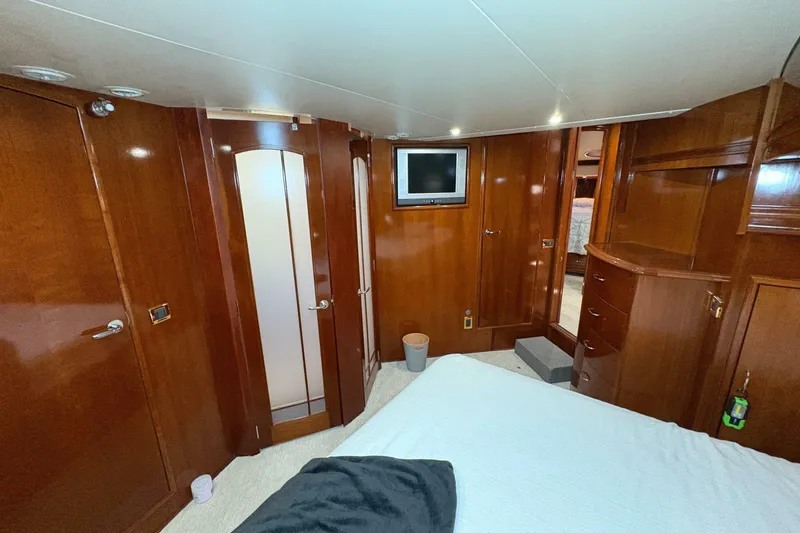 Slide: The Image of Carver Yachts 560 Voyager 2004 - 7240440