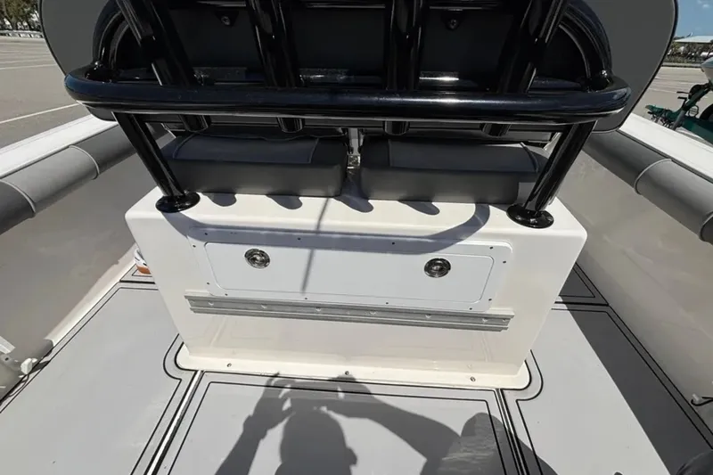 Slide: The Image of Sea Born LX24 Center Console 2023 - 6909401