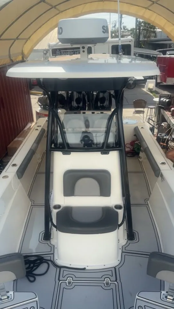 Slide: The Image of Sea Born LX24 Center Console 2023 - 6909345