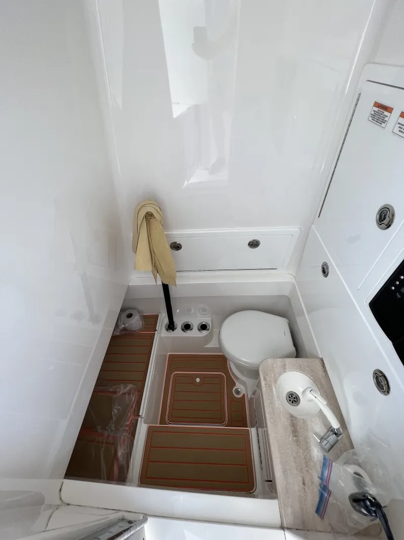 Slide: The Image of Valhalla Boatworks 33 2020 - 7398732