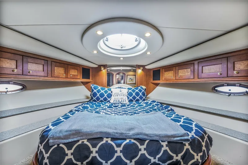 Slide: The Image of Cruisers Yachts 5470 2003 - 7581972