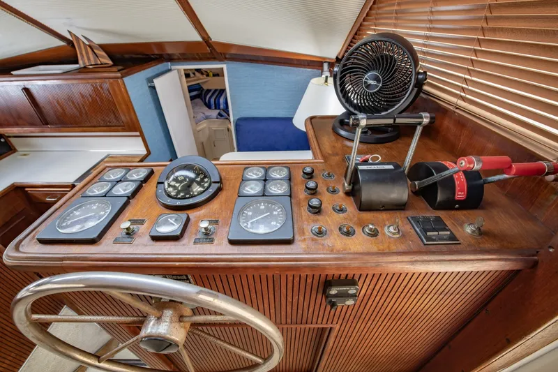Slide: The Image of Tollycraft 44 Cockpit M.Y. 1988 - 6981291
