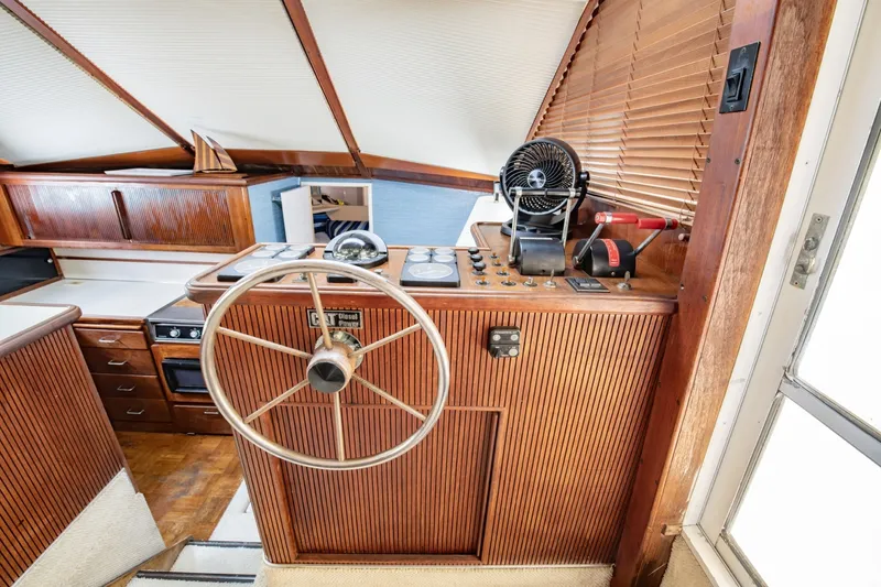 Slide: The Image of Tollycraft 44 Cockpit M.Y. 1988 - 6981290