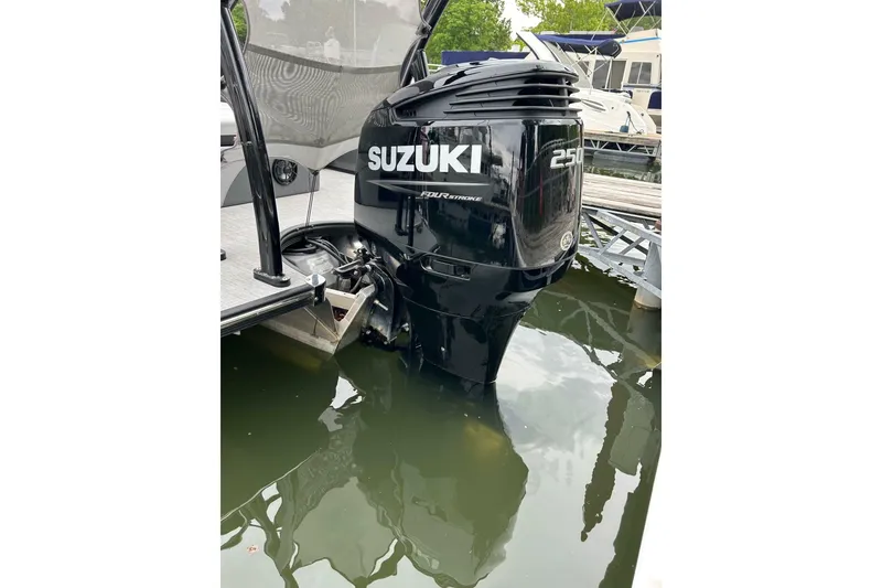 Slide: The Image of South Bay 525 Tritoon 2025 - 7228457