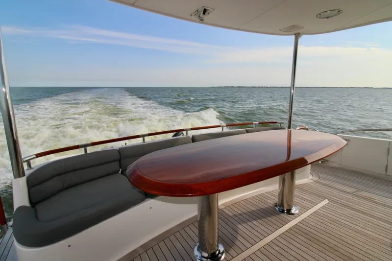 Slide: The Image of Lazzara 74 MOTOR YACHT 2007 - 7410103