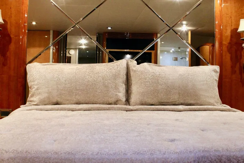 Slide: The Image of Lazzara 74 MOTOR YACHT 2007 - 7410116