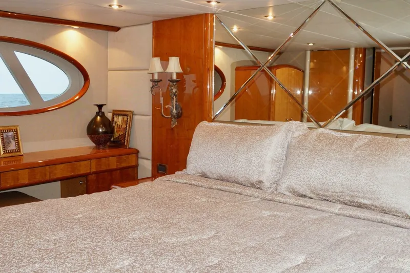 Slide: The Image of Lazzara 74 MOTOR YACHT 2007 - 7410088