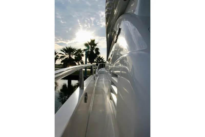 Slide: The Image of Lazzara 74 MOTOR YACHT 2007 - 7410095