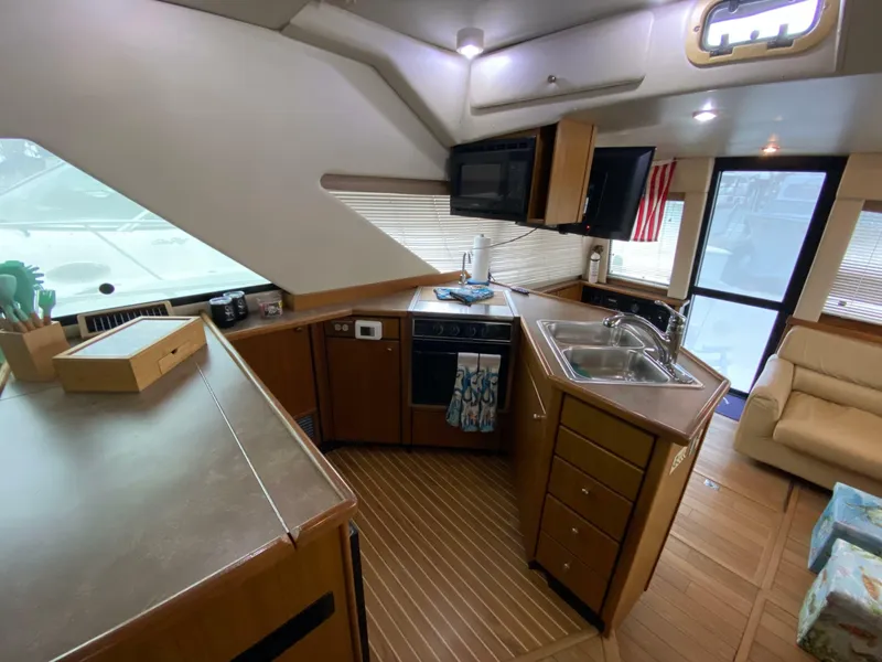 Slide: The Image of Bayliner 3988 Motoryacht 2001 - 7241846