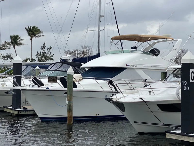 Slide: The Image of Bayliner 3988 Motoryacht 2001 - 7241795