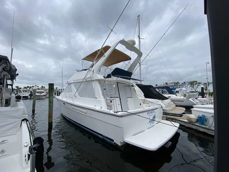 Slide: The Image of Bayliner 3988 Motoryacht 2001 - 7241806