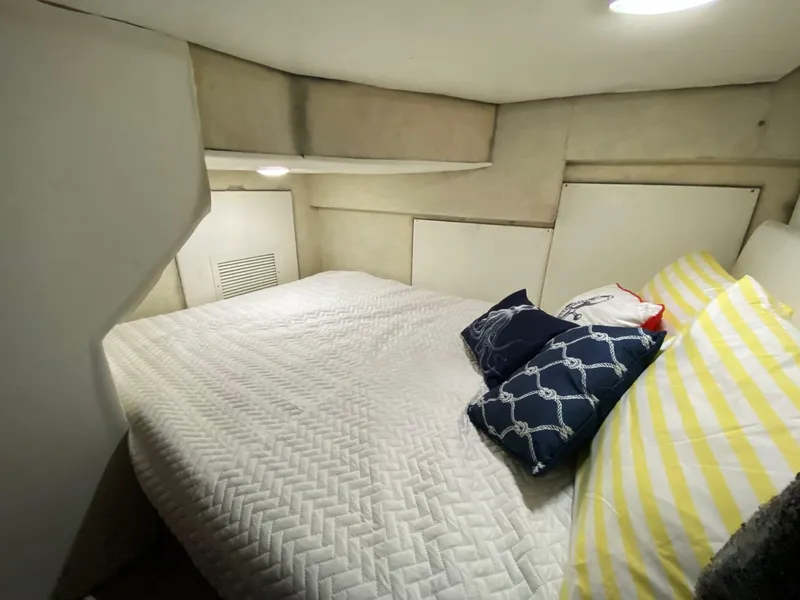 Slide: The Image of Bayliner 3988 Motoryacht 2001 - 7241879