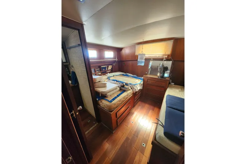 Slide: The Image of Hatteras 42 Long Range Cruiser 1976 - 7153383