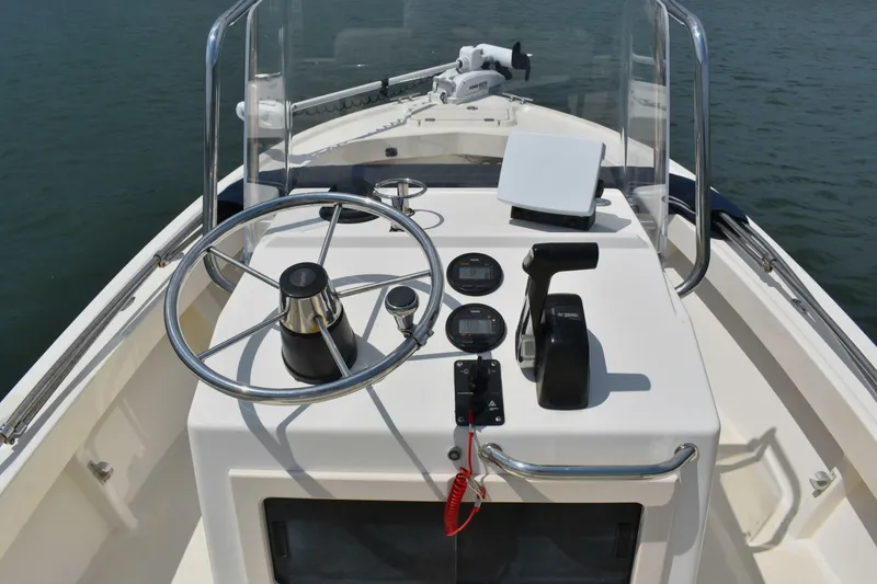 Slide: The Image of Parker Marine 1801 Center Console 2005 - 7392919
