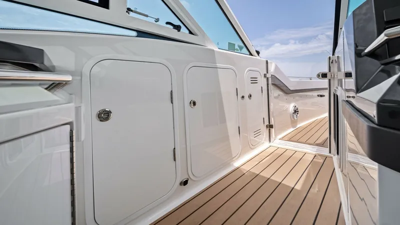 Slide: The Image of Starboard Deck with Storage Compartments This image showcases the starboard deck of the 2022 Formula 430 Super Sport Crossover, featuring sleek storage compartments for easy access and organization. The teak-style flooring enhances the luxurious feel, while the stainless steel hardware adds a to - 7030621