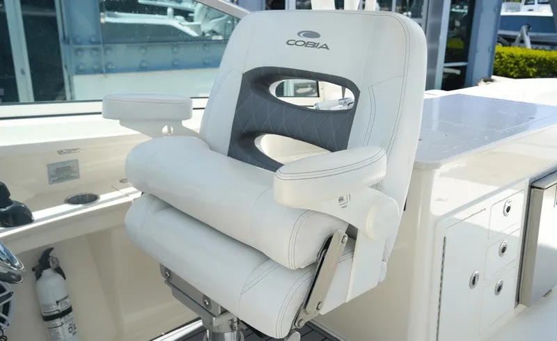 Slide: The Image of Cobia 330DC 2021 - 7158866