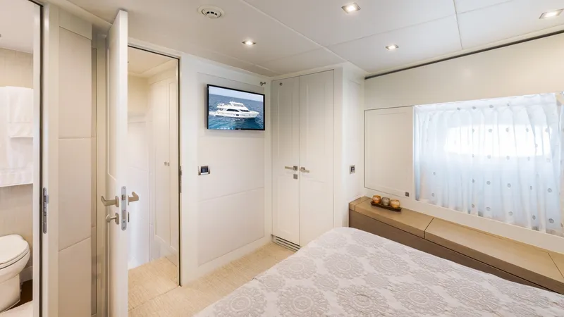 Slide: The Image of Bow VIP looking aft - 7090808