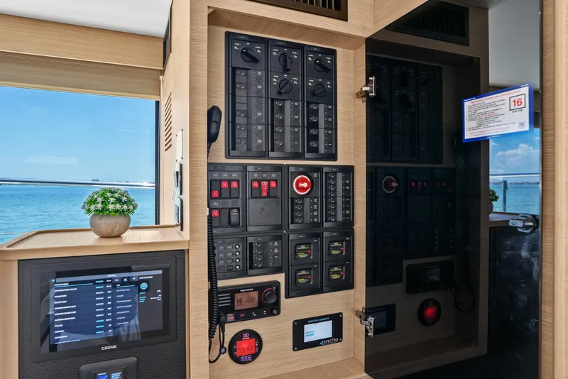 Slide: The Image of Aquila 54 Yacht 2024 - 7288612