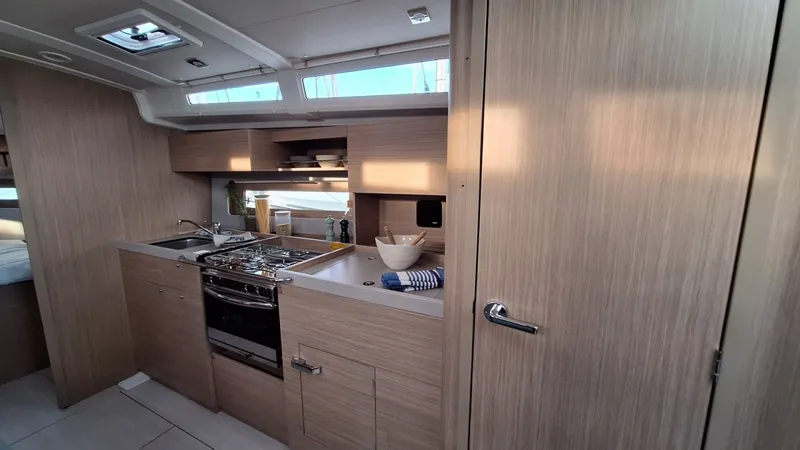 Slide: The Image of Beneteau OCEANIS 37.1 Brochure - 7087641