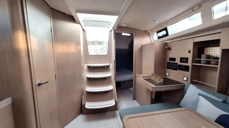 Slide: The Image of Beneteau OCEANIS 37.1 Brochure - 7087646