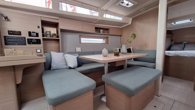 Slide: The Image of Beneteau OCEANIS 37.1 Brochure - 7087639