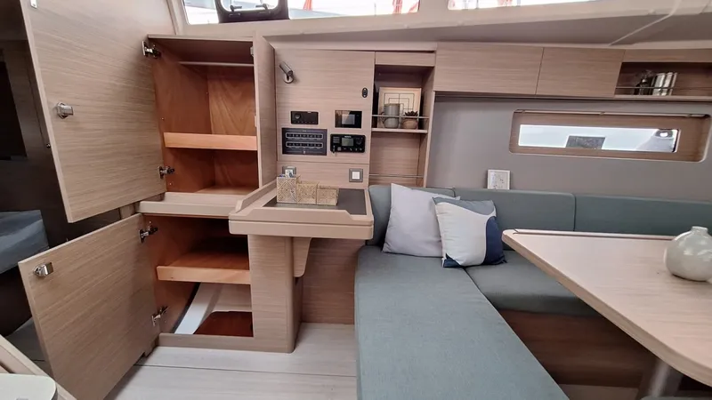 Slide: The Image of Beneteau OCEANIS 37.1 Brochure - 7087642
