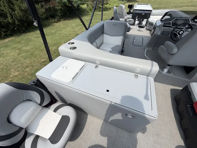 Slide: The Image of Manitou Encore 24 Pro Angler SHP 2021 - 7089224