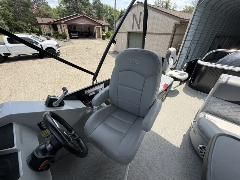 Slide: The Image of Manitou Encore 24 Pro Angler SHP 2021 - 7089241