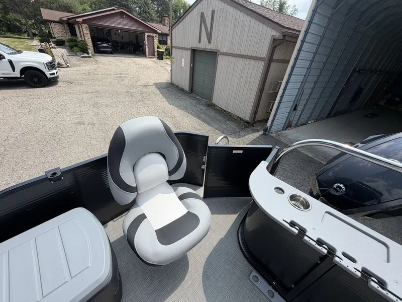 Slide: The Image of Manitou Encore 24 Pro Angler SHP 2021 - 7089229