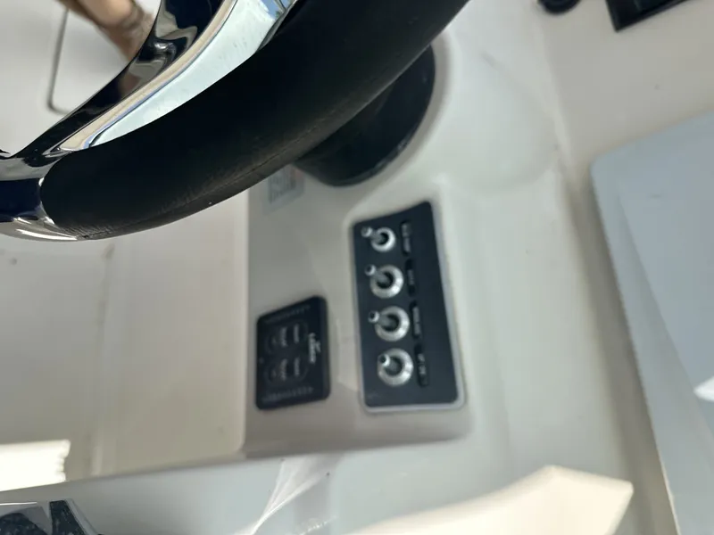 Slide: The Image of Boston Whaler 27 2015 - 7140548