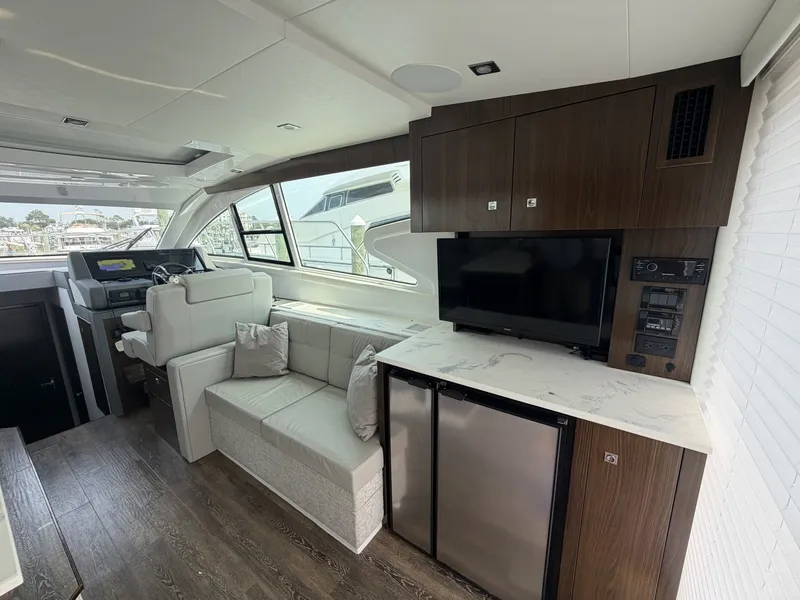 Slide: The Image of Cruisers Yachts 46 Cantius 2022 - 7150053